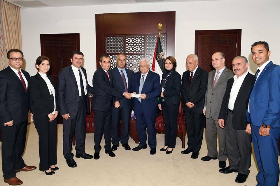 الرئيس يتسلم تبرعا من مؤسسة "فاتن" بقيمة مئة ألف دولار لصالح مستشفى خالد الحسن